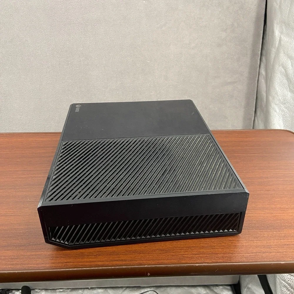 Microsoft Xbox One 1540 Home Console Black w/ White Controller & Power Supply